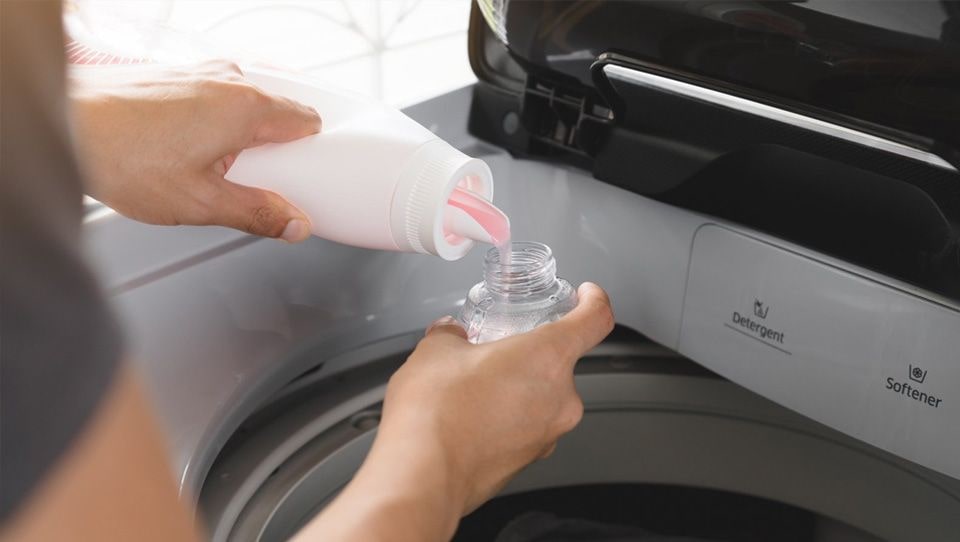 cách lau kính sạch với nước giặt
